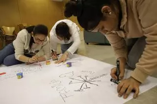 VÍDEO: Un mural efímero celebra los 600 años del pueblo gitano en Gijón “es una manera de visibilizar lo que hemos aportado a la sociedad y de expresar cómo nos sentimos”