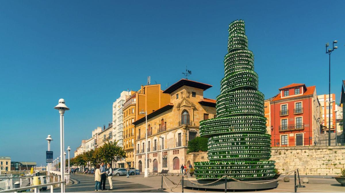 Monumento hecho con botellas de sidra en Gijon, España