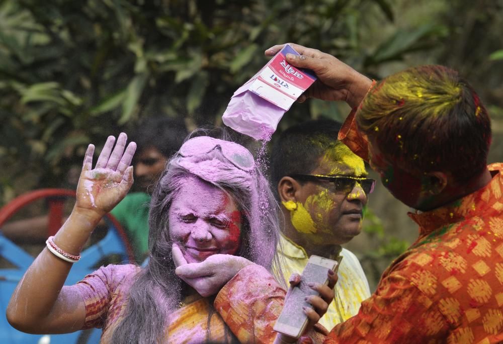La India da la bievenida a la primavera con el tradicional festival Holi