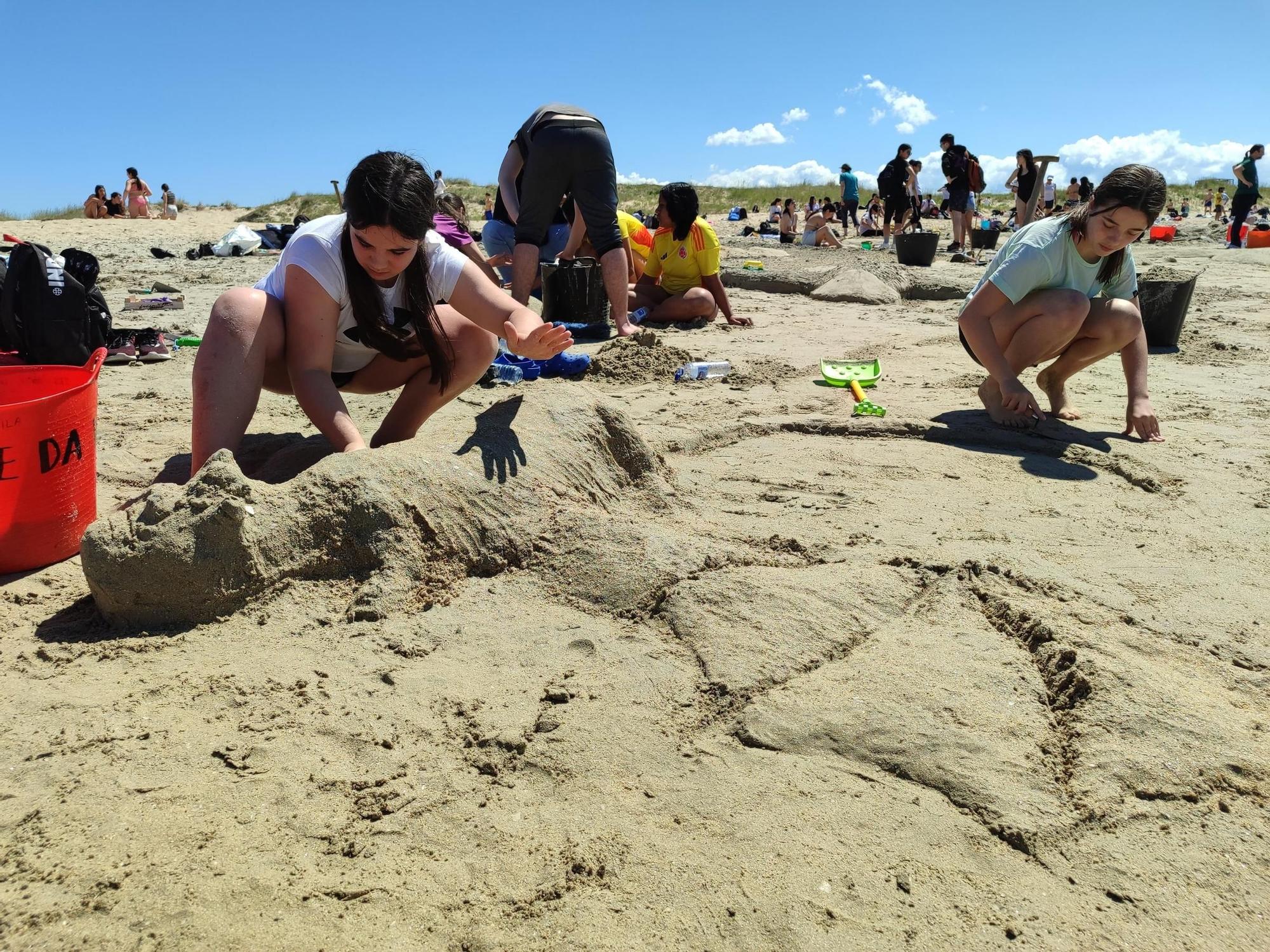Los alumnos toman A Lanzada para crear esculturas de arena