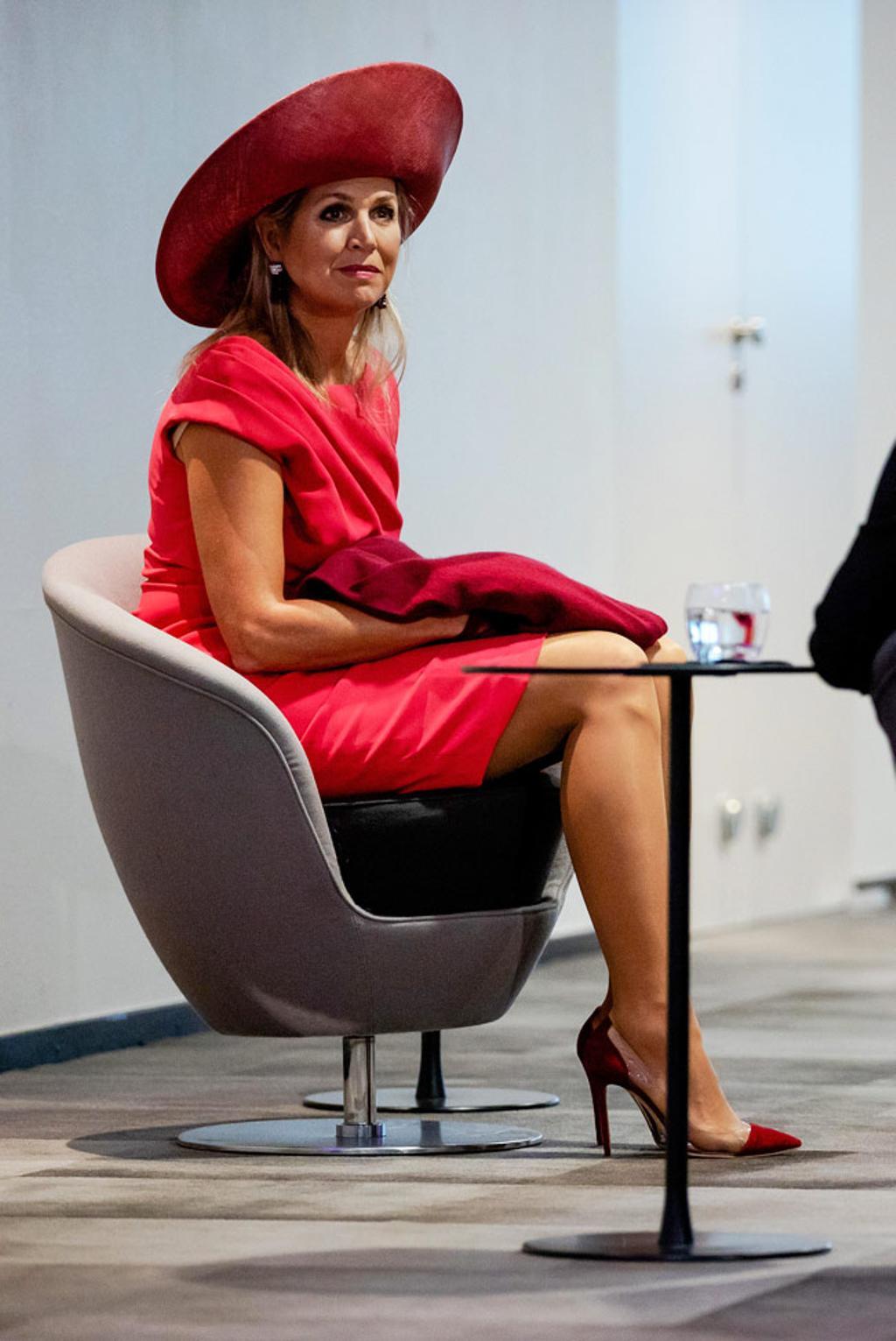 El look de Máxima de Holanda con vestido, sombrero y accesorios rosas durante la inauguración del mes de la lucha contra el cáncer de mama en el Foro Mundial de La Haya. 