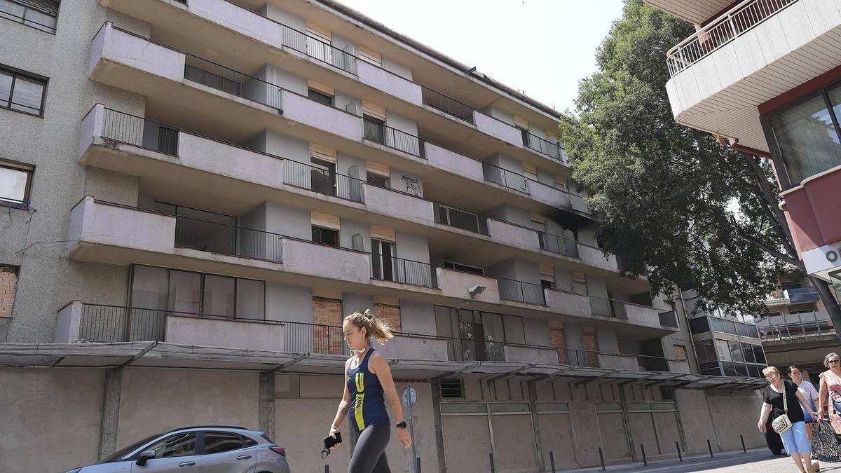 Els accessos tapiats de planta baixa i la primera planta del bloc que havia estat ocupat.