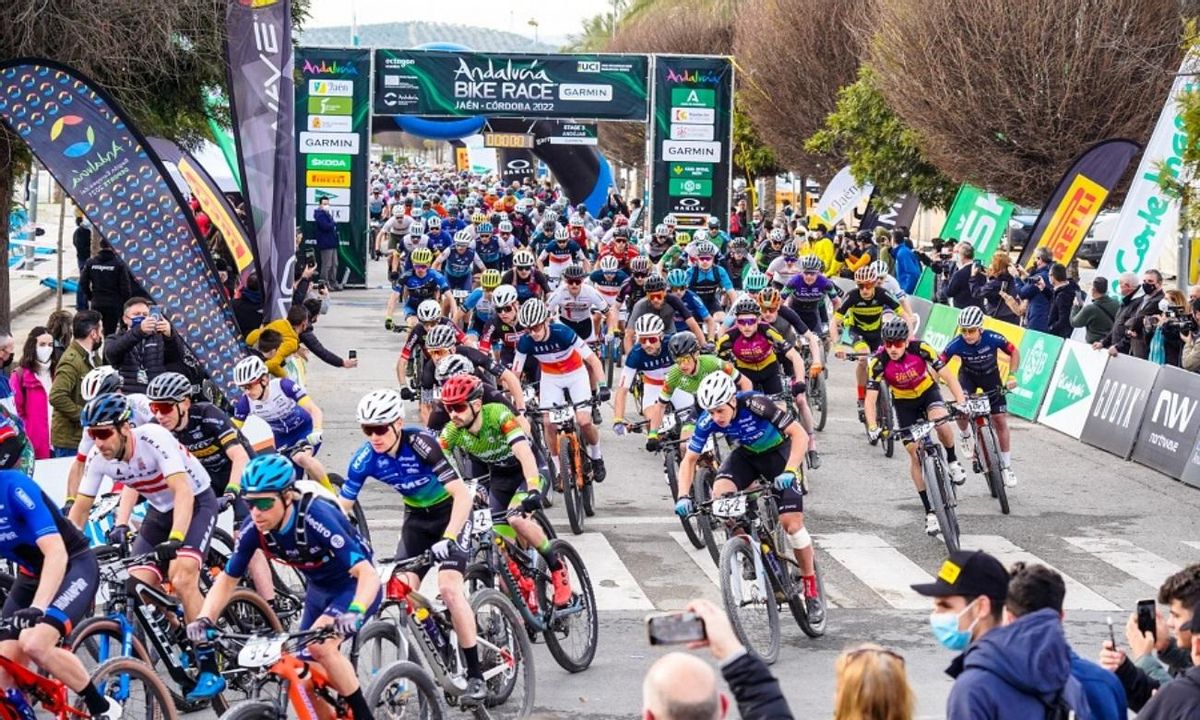 Salida de una etapa de la Andalucía Bike Race del 2022.