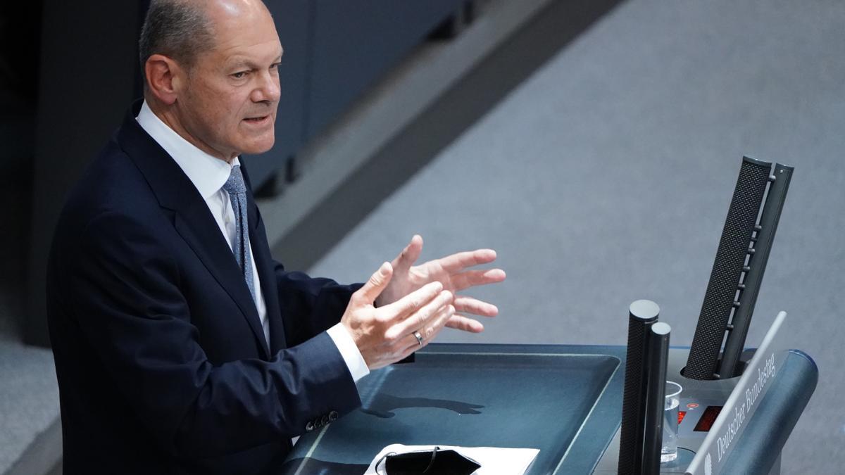 El candidato a canciller da un discurso ante el Parlamento alemán.