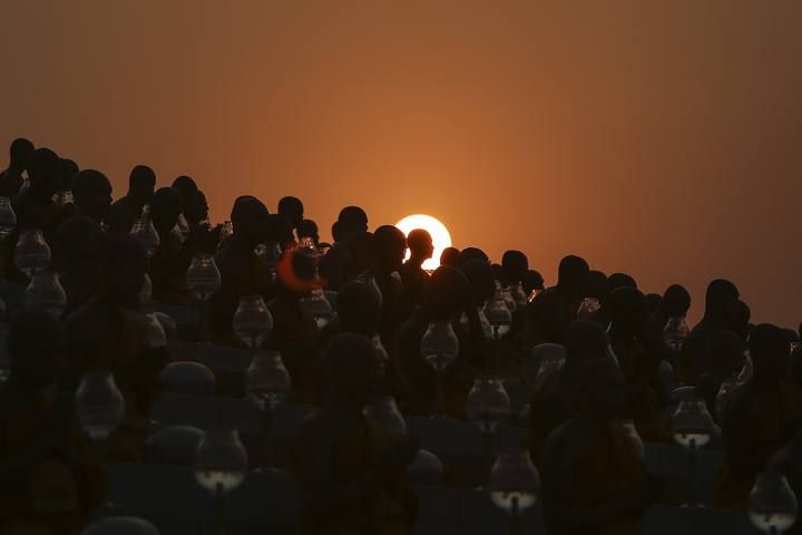 Monjes budistas preparan una ceremonia de ofrecimiento de limosnas