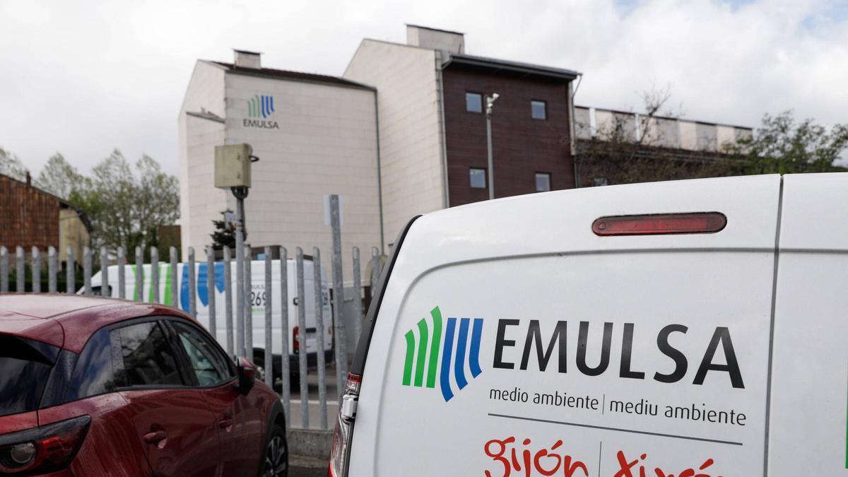 Una furgoneta de Emulsa delante de la sede de la empresa en Roces.
