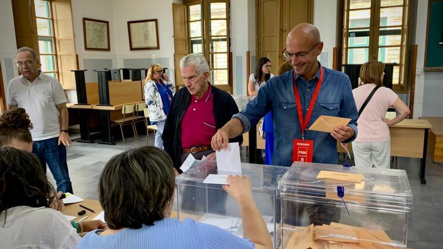 Gonzalo Muíños, del PSdeG, vota en el Seminario Menor. A la izquierda, el exalcalde Sánchez Bugallo.