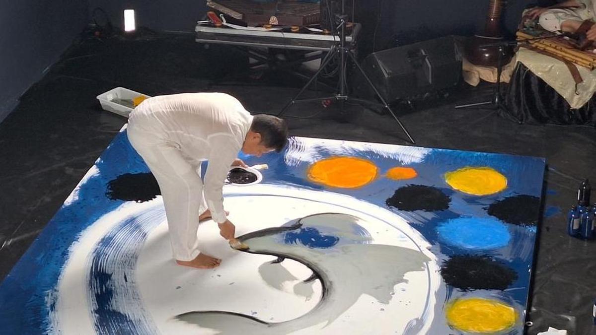 El artista, en plena 'performance' en La Nave