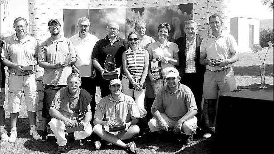 Los ganadores posan con los trofeos del torneo