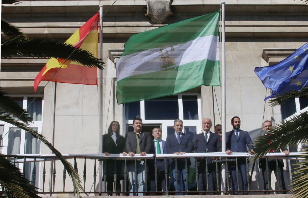 Izado de la bandera andaluza en la antigua sede de la Diputación