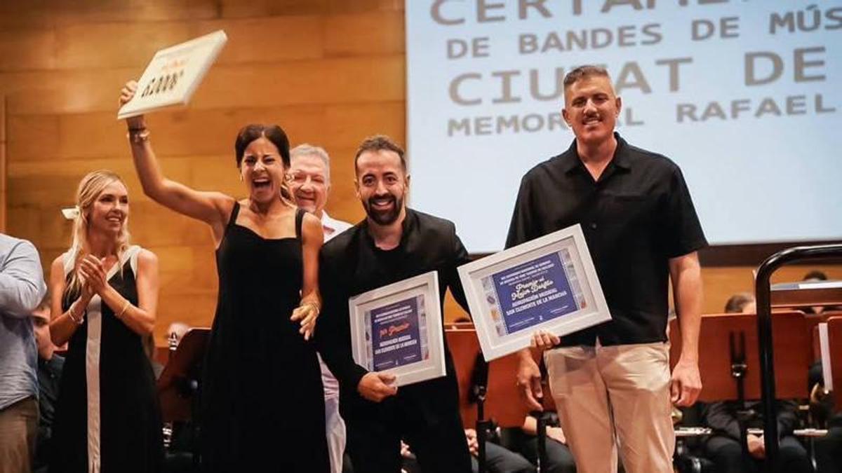 Los representantes de la Agrupación Musical San Clemente al recibir el premio.