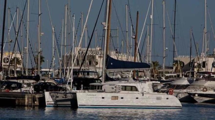 El Akra Uno atracado en la marina deportiva de Alicante en una imagen de archivo.