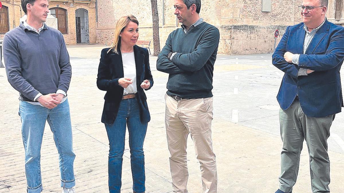 Vicente Barrera, en su visita a Massamagrell con la alcaldesa del municipio, Pilar Peris.