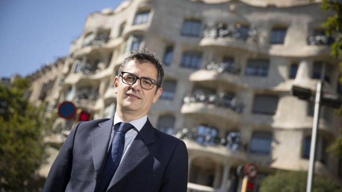 El ministro de la Presidencia, Relaciones con las Cortes y Memoria Democrática, Félix Bolaños, posa para EL PERIÓDICO en el passeig de Gràcia, delante de La Pedrera de Antoni Gaudí, este pasado 8 de julio de 2022.