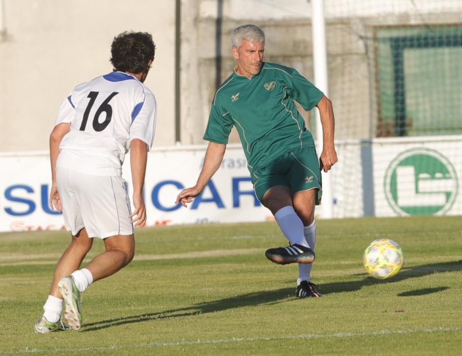 Ambientazo en O Vao durante el partido solidario a favor de la asociación, que reunió a más de 400 espectadores.