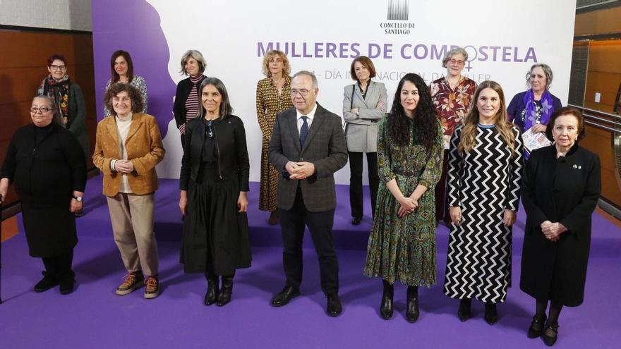 Las nueve homenajeadas con el alcalde y otras representantes de la Corporación, ayer, en la gala ‘Mulleres de Compostela’/ antonio hernández
