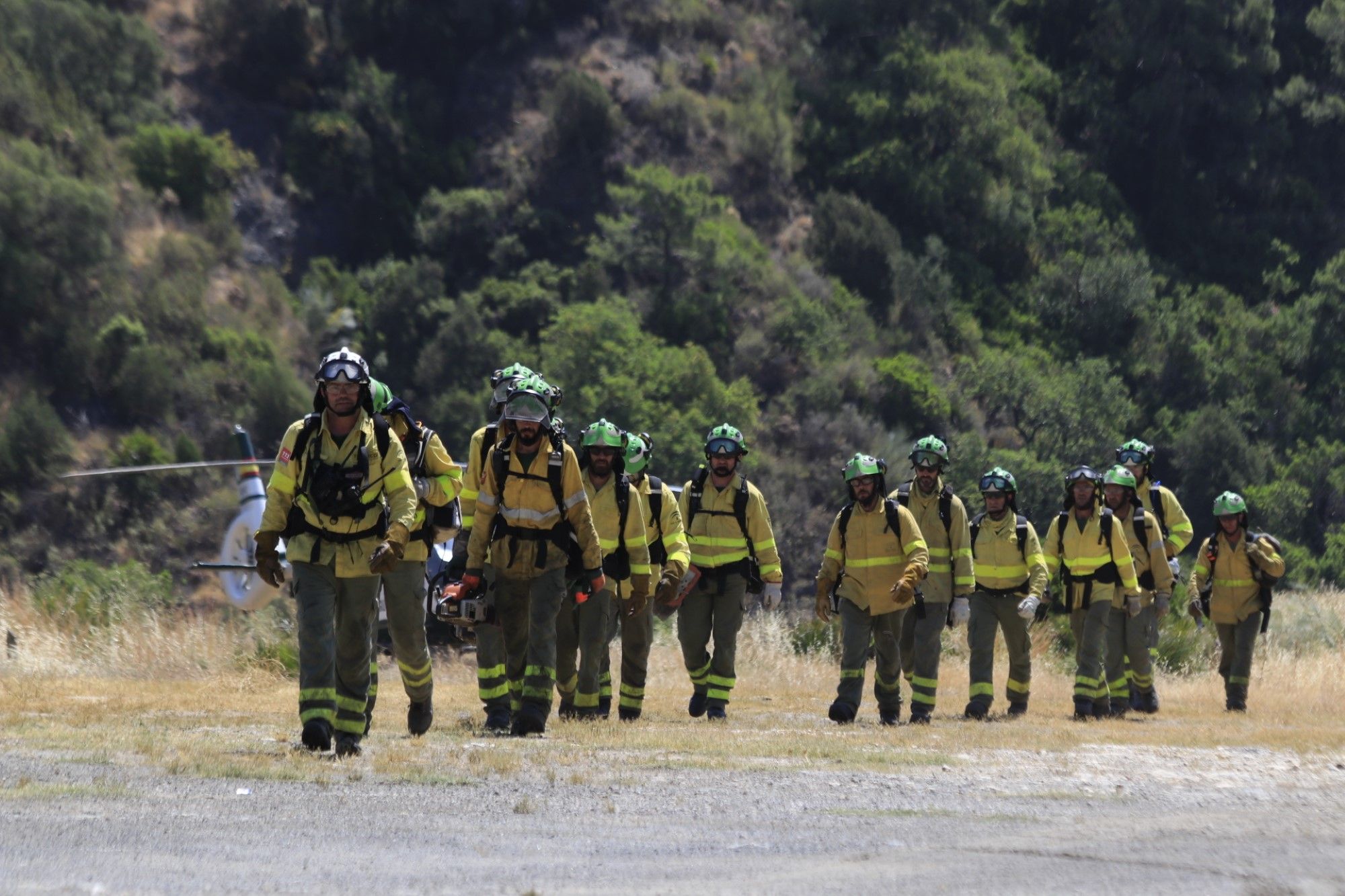 Un millar de efectivos trabajan para controlar el fuego de Sierra Bermeja