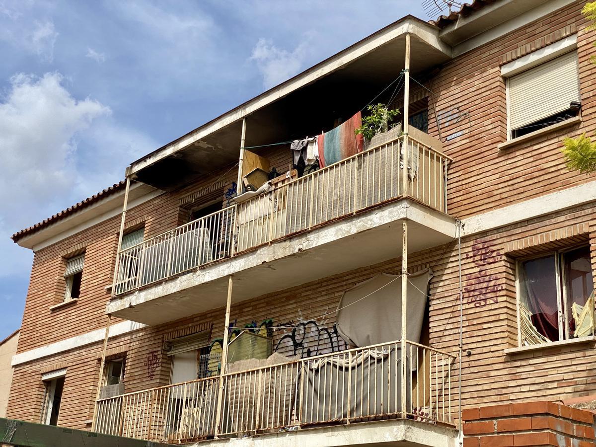Balcones con ropa tendida.