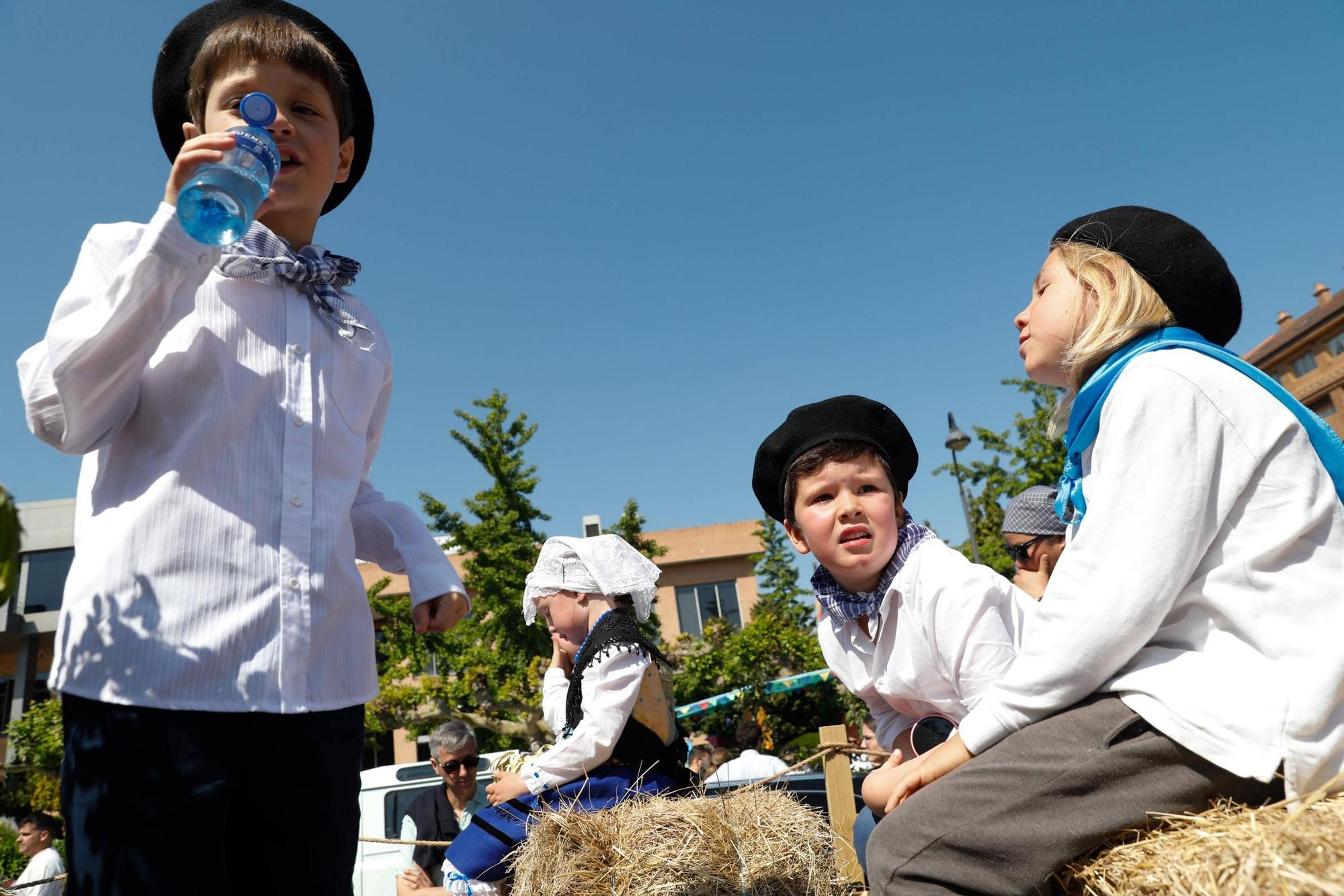 EN IMÁGENES: Así se ha vivido el desfile de carrozas y xarrés de las fiestas de San Isidro en Piedras Blancas
