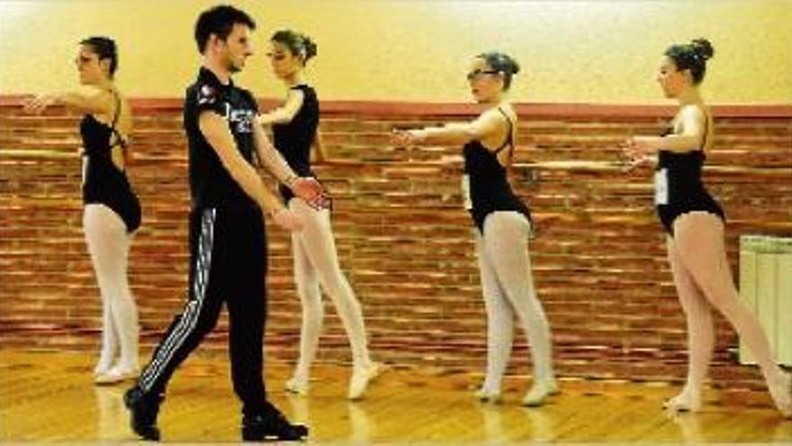 El coreògraf Marco Batti dóna beques  a vuit ballarines de l&#039;Escola Julieta Soler