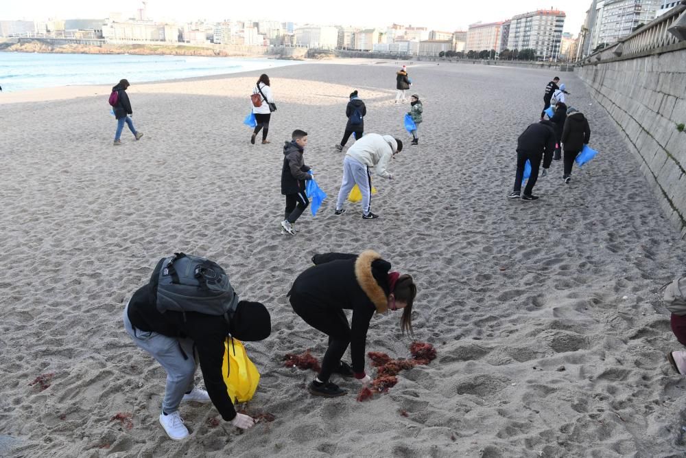 Mar de fábula | Limpieza de playas en Riazor y Orzán