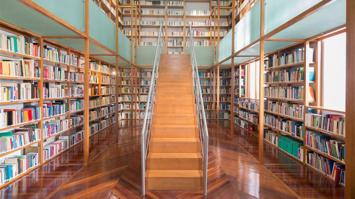 Unha sala da biblioteca do Parlamento de Galicia.