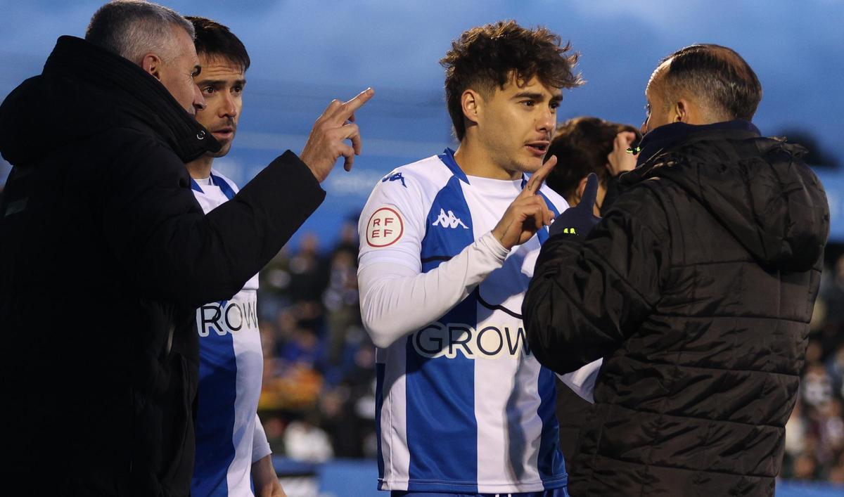 Parras y Juli dan instrucciones a Armental y a kike Carrasco antes de ingresar en el terreno de juego