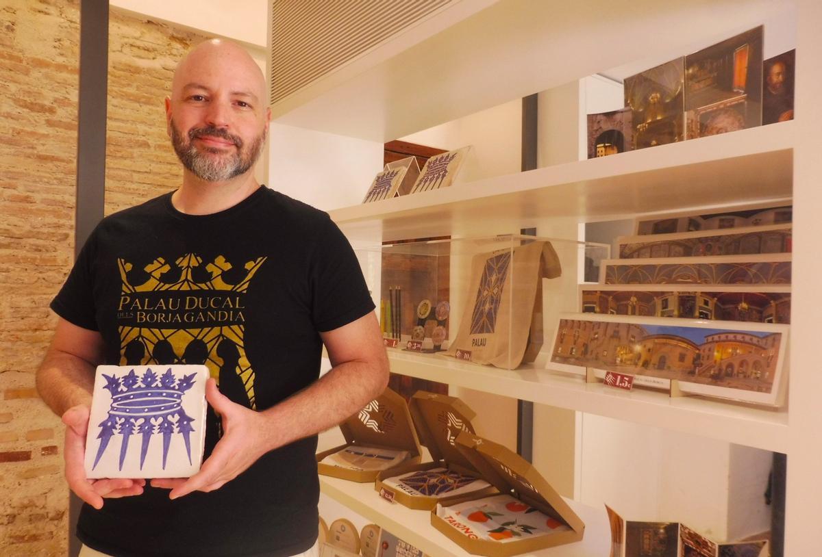 Adrià, informador del Palau Ducal de Gandia, sostiene un "socarrat".