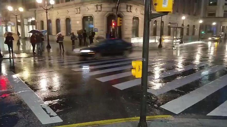 La odisea de cruzar una calle en pleno temporal en Gijón