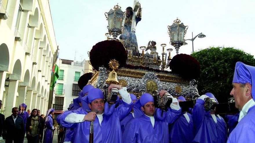 Nuestro Padre Jesús Nazareno: Santeros portan la histórica imagen de Lucena el Viernes Santo.