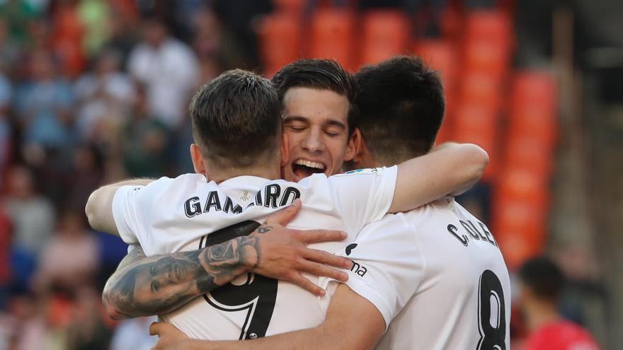 Gameiro, Santi Mina y Rodrigo se abrazan tras el segundo gol contra el Alavés.