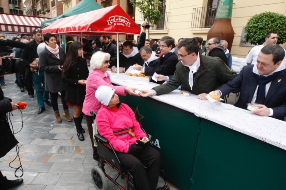 Reparto de pasteles de carne en la plaza del Romea