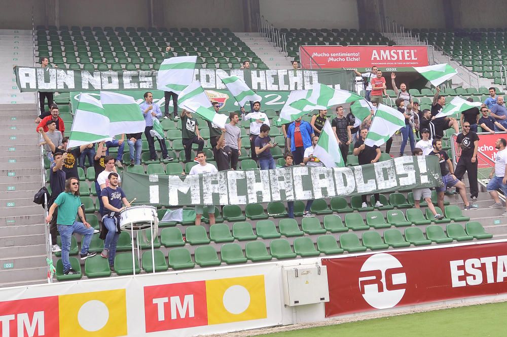 La afición del Elche apoya a los suyos en el entrenamiento previo al derbi contra el Hércules