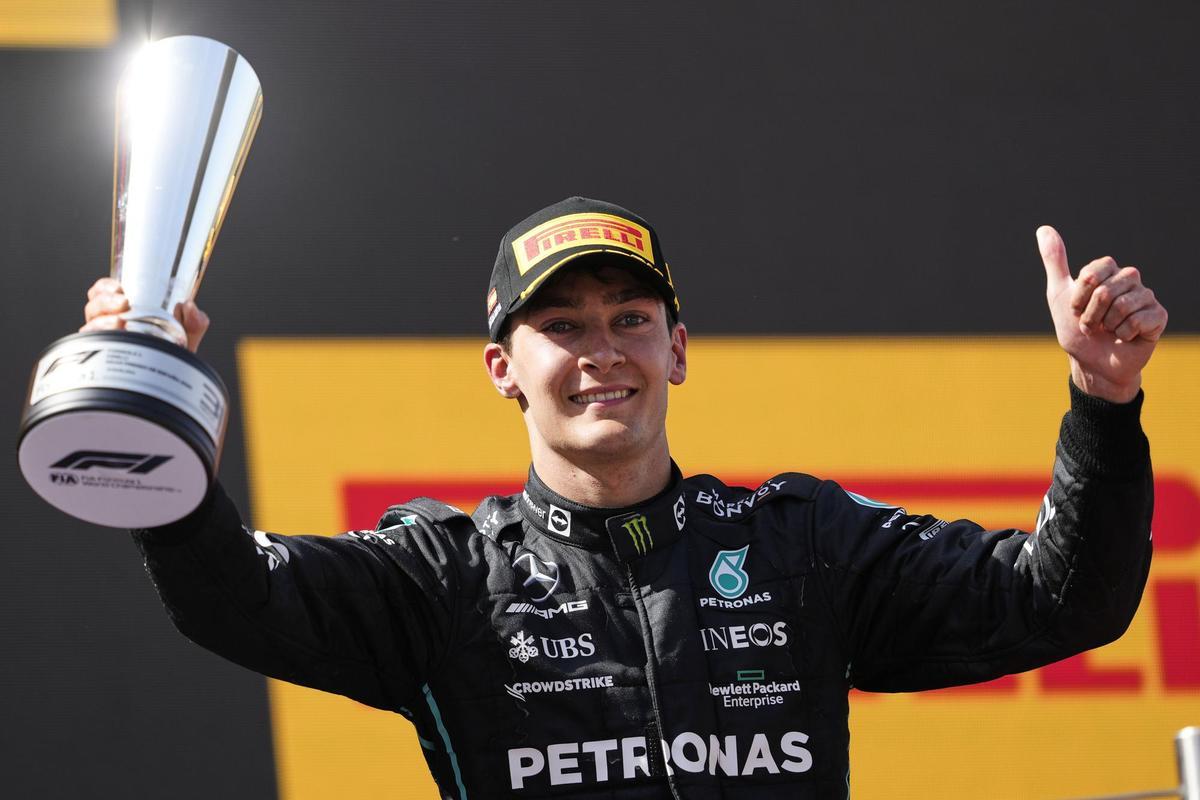 MONTMELÓ (BARCELONA), 22/05/2022.- El piloto británico de Mercedes George Russell celebra su tercera posición en el Gran Premio de España de Fórmula Uno este domingo en el circuito de Barcelona-Cataluña, en Montmeló (Barcelona). EFE/Alejandro García