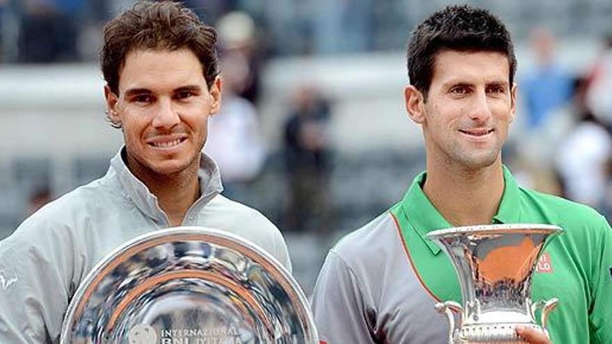 Nadal y Djokovic, con los trofeos del Masters de Roma.