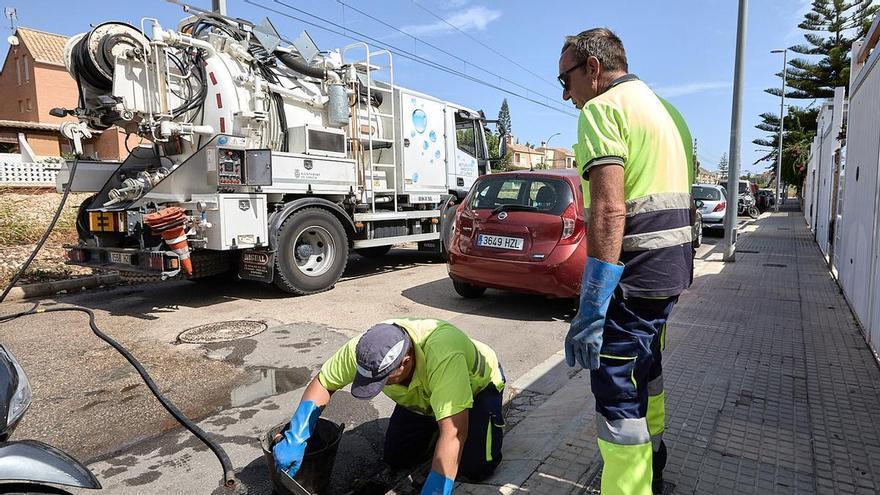 Gandia y Xeresa intensifican la limpieza de imbornales ante la llegada de la temporada de lluvias
