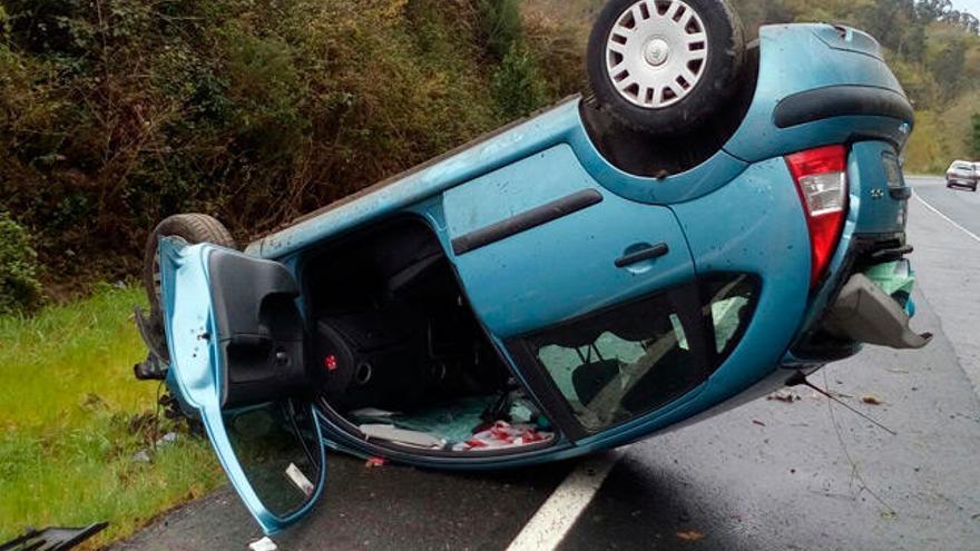 Imagen del turismo siniestrado, volcado sobre la N-541 a su paso por Vichocuntín.