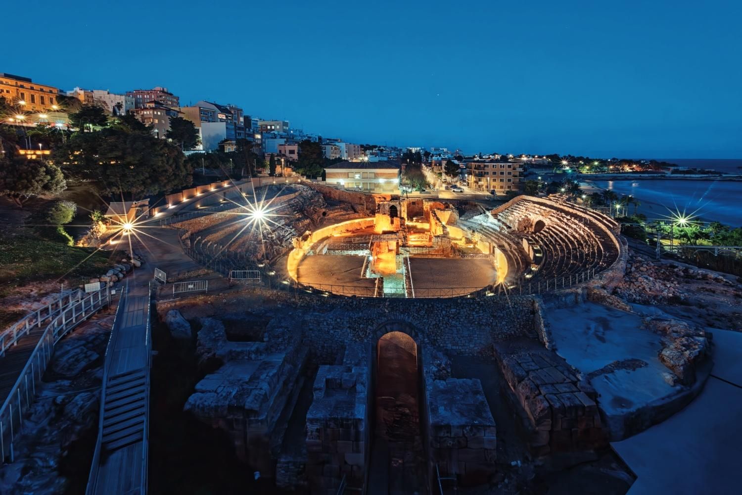Ruinas del anfiteatro romano de noche
