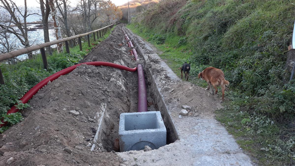 Imagen de las obras para soterrar el tendido eléctrico hasta Pereiró.