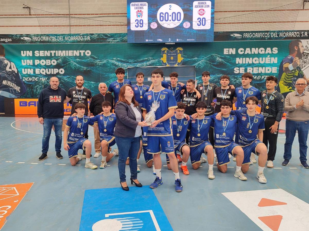 Los jugadores del Buenass Migas Luceros posan con sus medallas y el trofeo de campeón del sector.