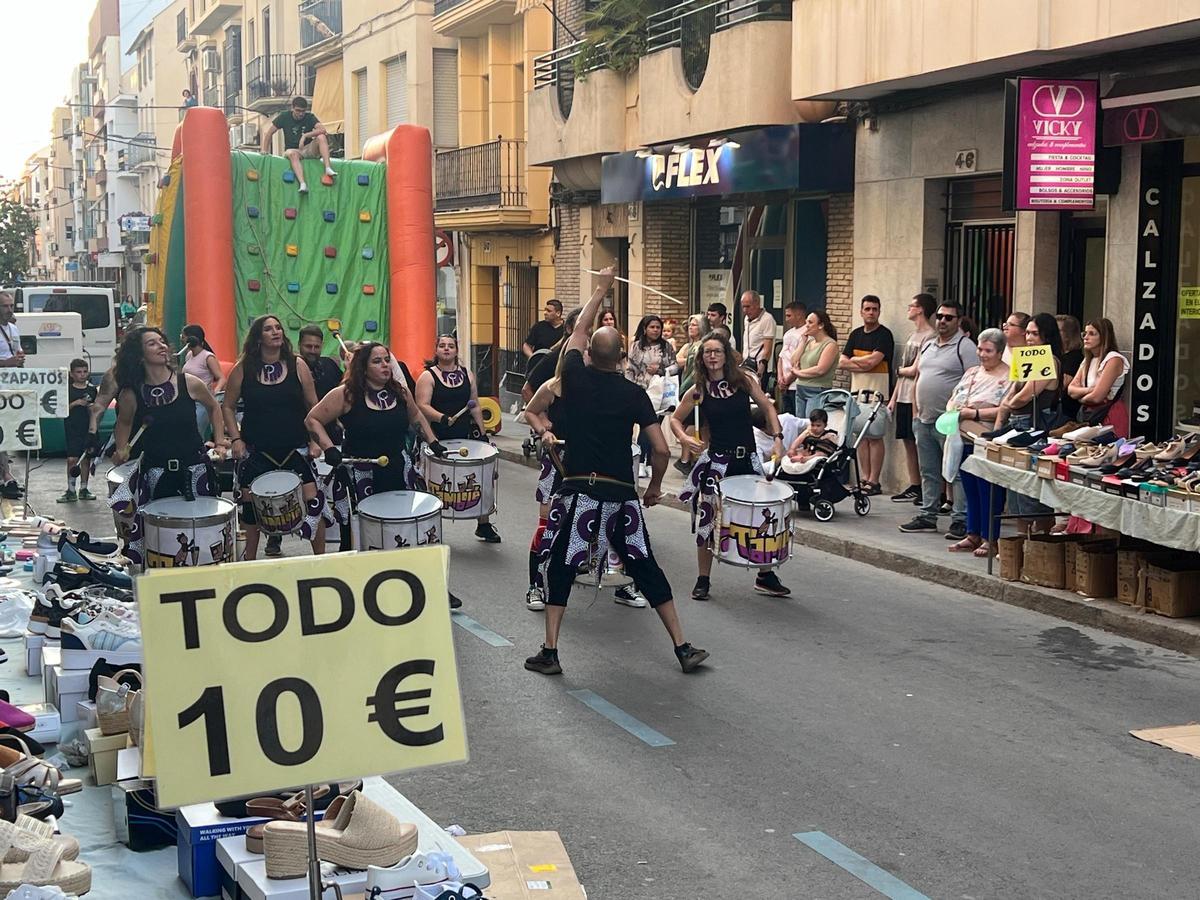 Una batucada animó las calles donde se celebra la Noche Mágica.