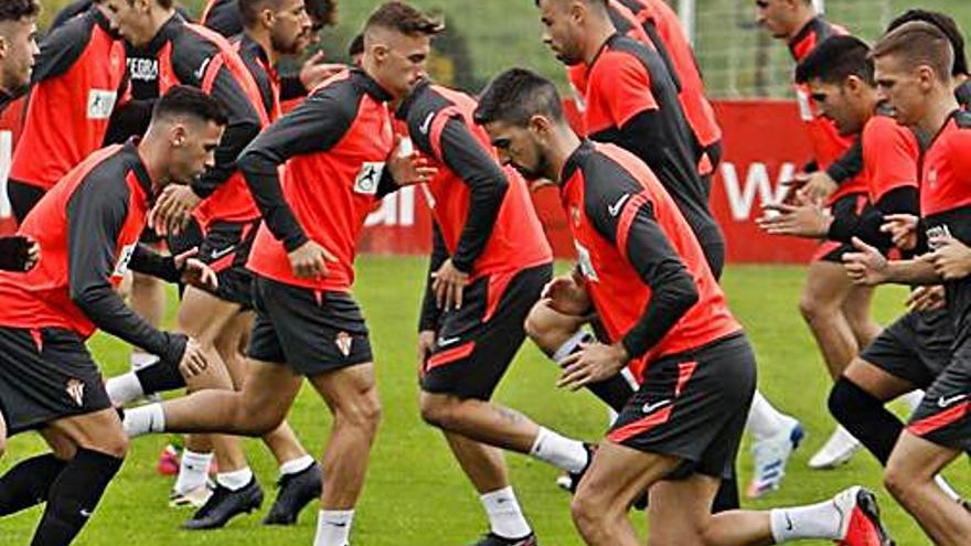 Jugadores del Sporting, durante un entrenamiento en Mareo. | J. Plaza