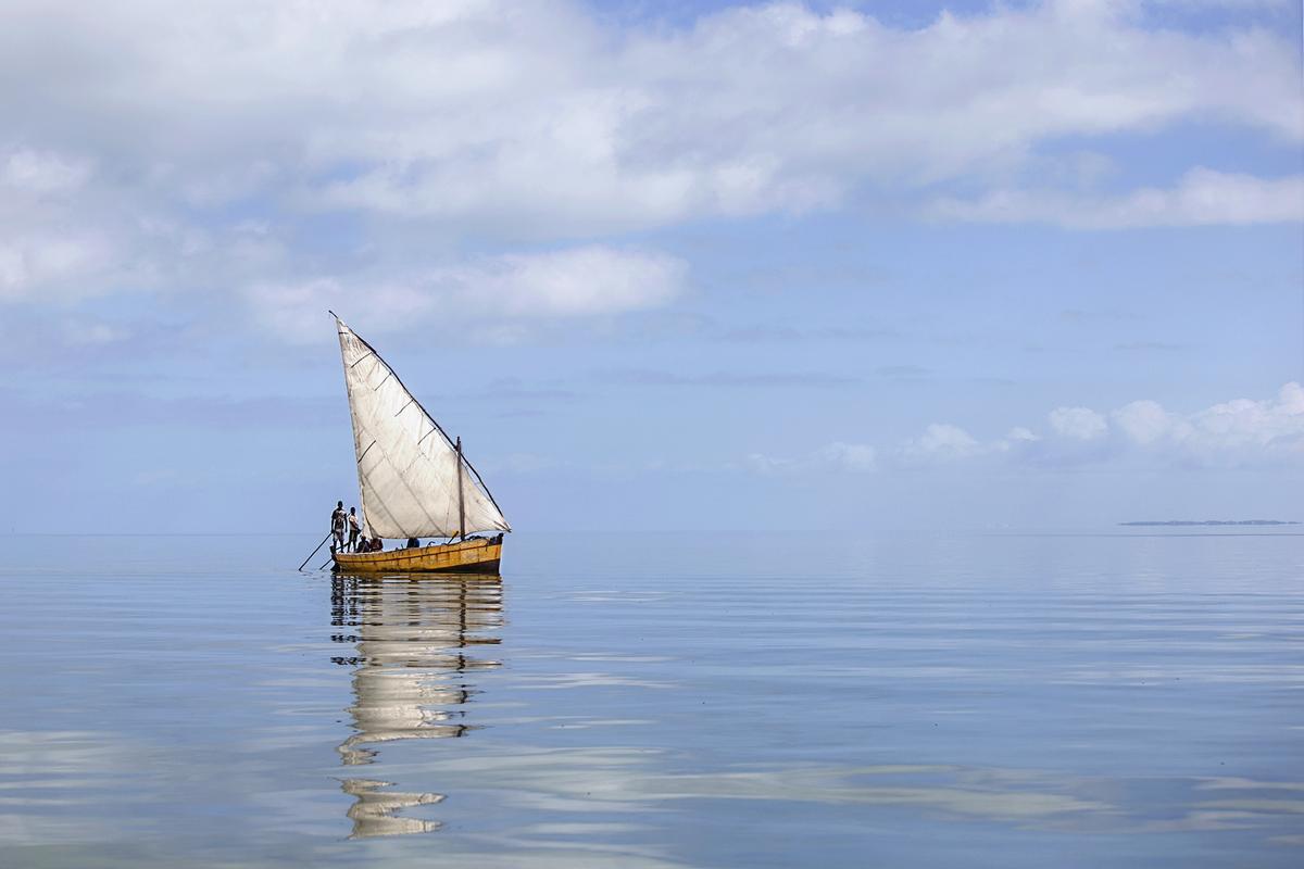 Los paseos en dhow de vela en Vilanculos, Mozambique, ofrecen excursiones tradicionales por el archipiélago de Bazaruto, que incluyen snorkel, visitas a islas y puestas de sol