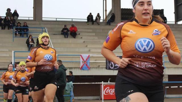 Nuria Diéguez salta al campo (derecha.) capitaneando al XV pontevedrés. |  // CEDIDA