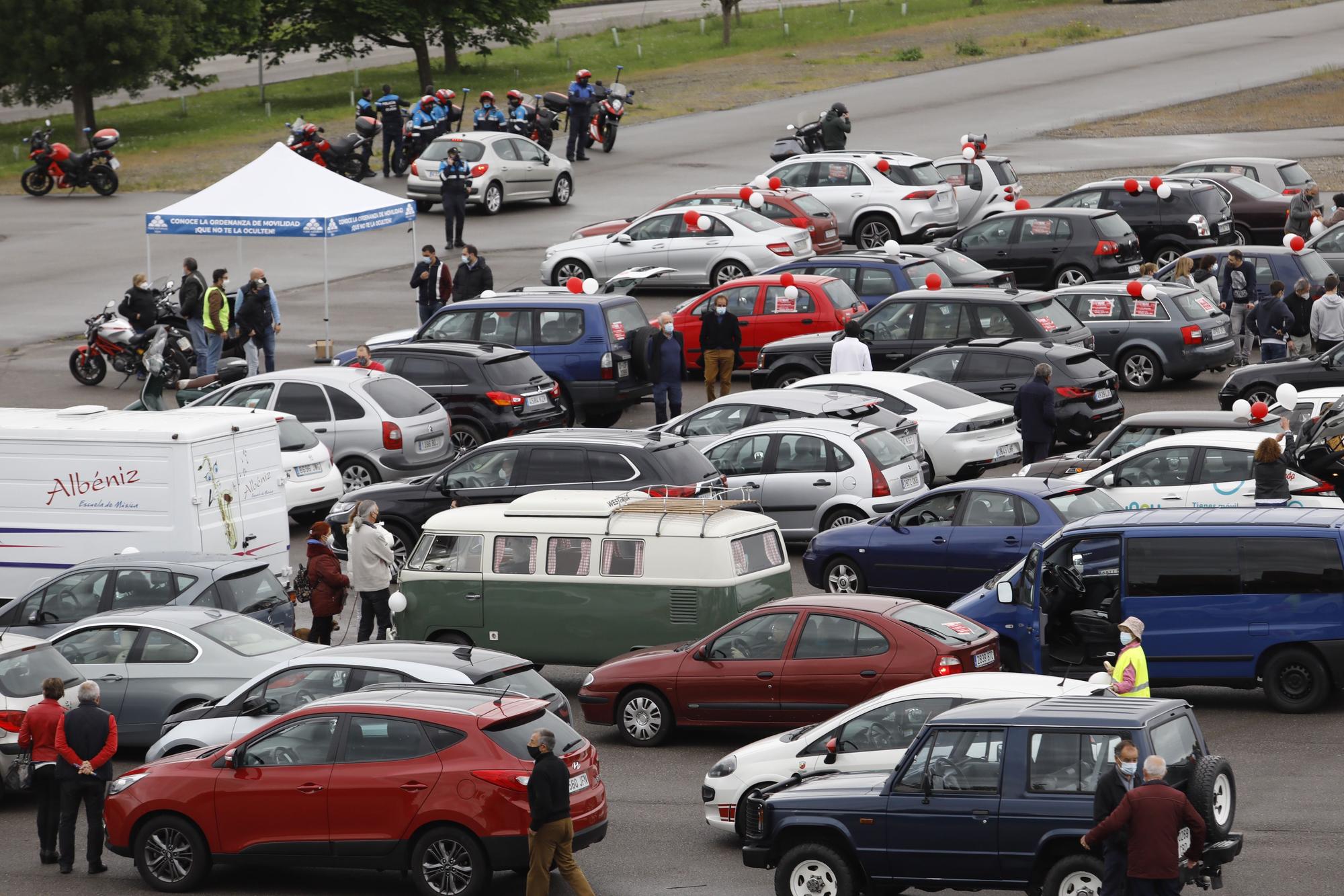 Concentración de vehículos en Gijón contra las restricciones a la movilidad