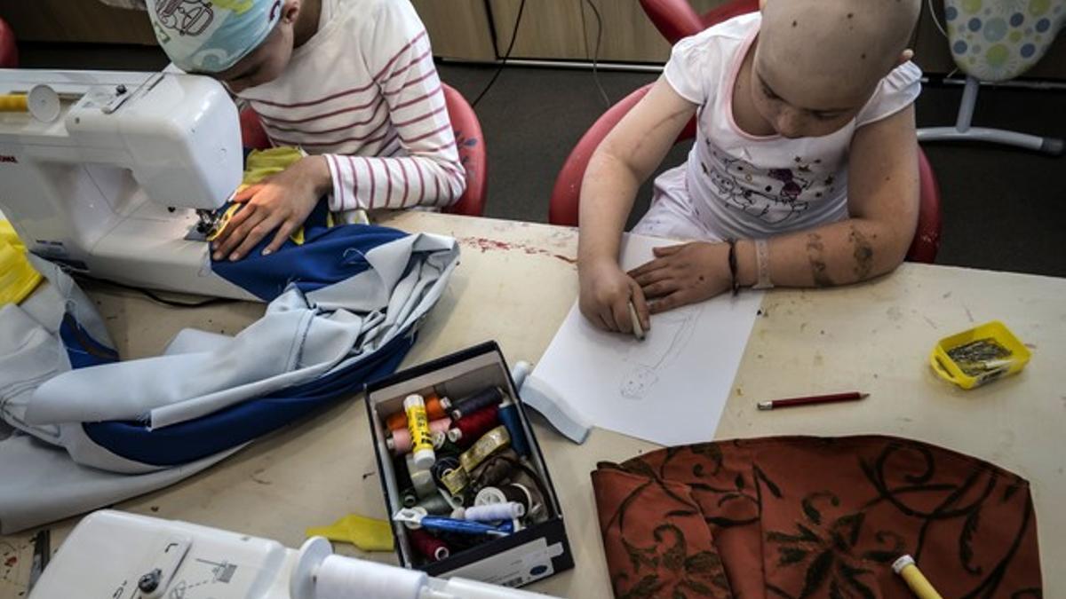 Dos niños, en un taller de manualidadaes, en un centro de tratamiento del cáncer de Lyón.