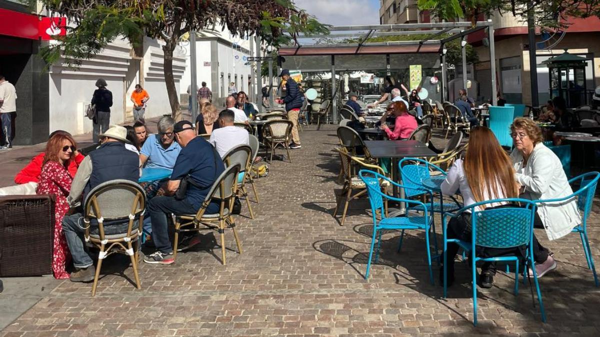 Imagen de la terraza de la popular cafetería La Saranda, en la calle peatonal de Puerto del Rosario.