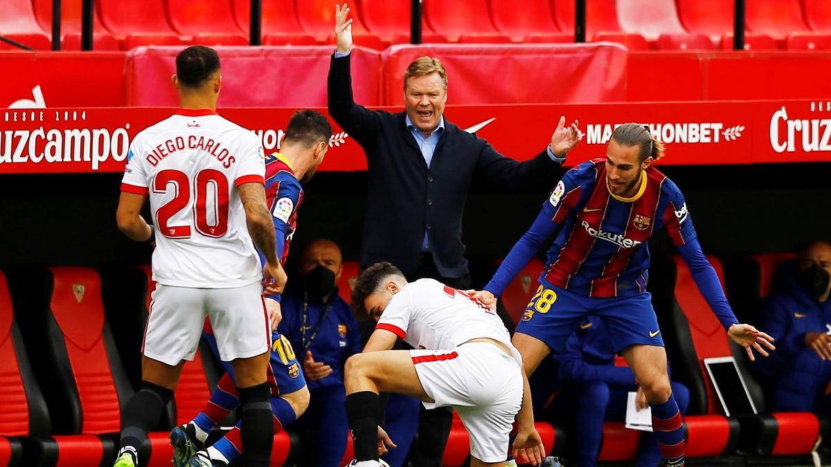 Koeman, en el centro, en el partido del pasado sábado ante el Sevilla.