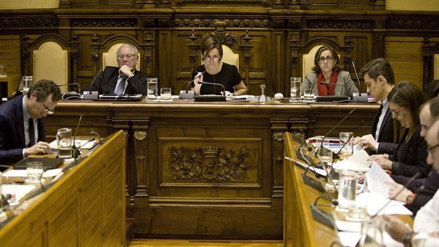 Carmen Moriyón entre Miguel Ángel de Diego (secretario) y Belén Grana (interventora) en la mesa presidencial de un Pleno.