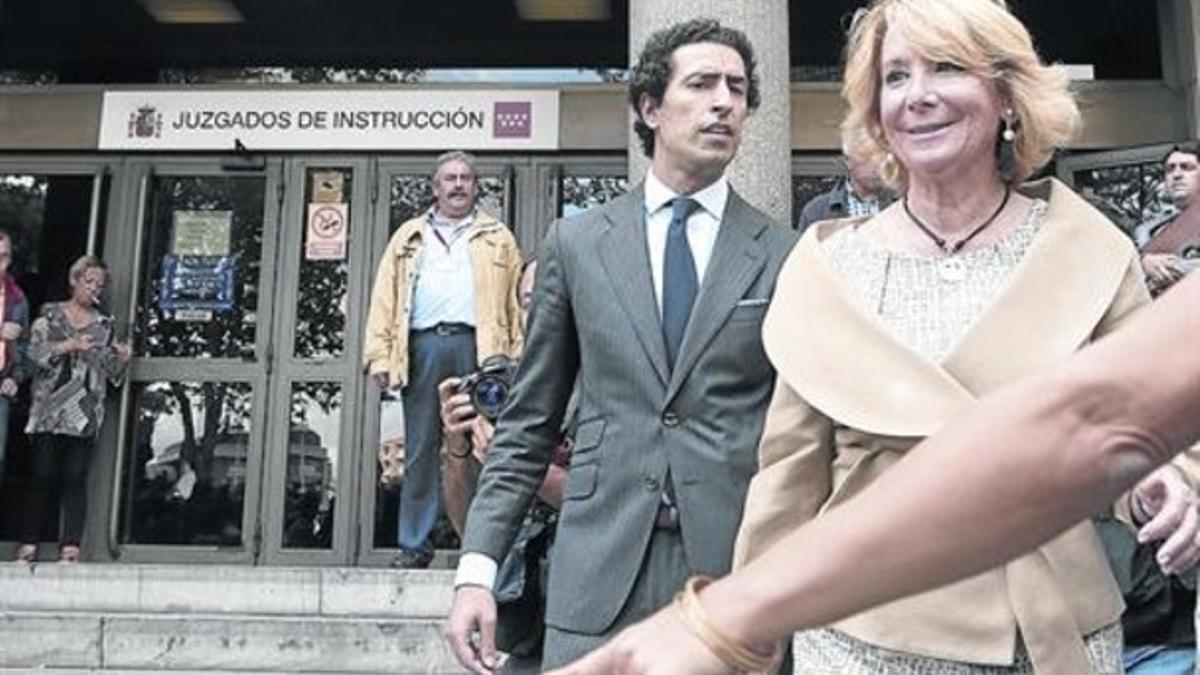 Esperanza Aguirre, ayer, a la salida del juzgado, después de declarar.